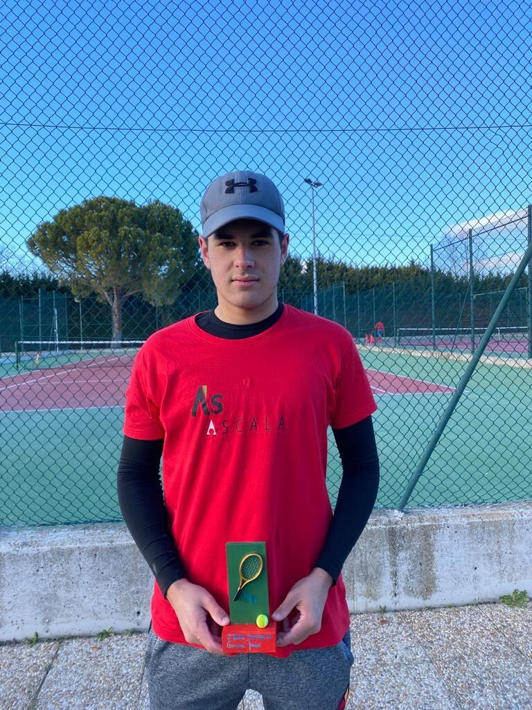 Hugo González con el trofeo ganado en Palencia