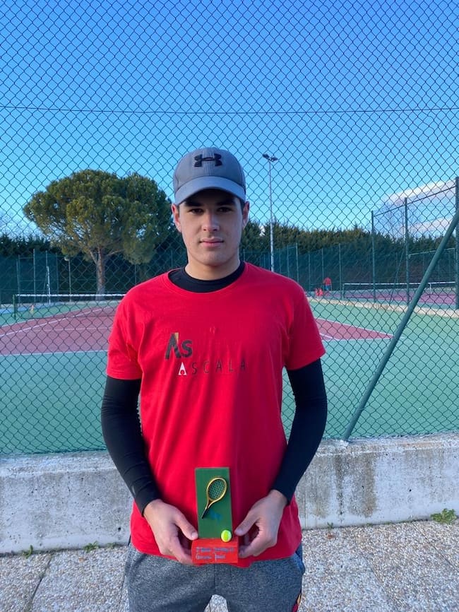 Hugo González con el trofeo ganado en Palencia