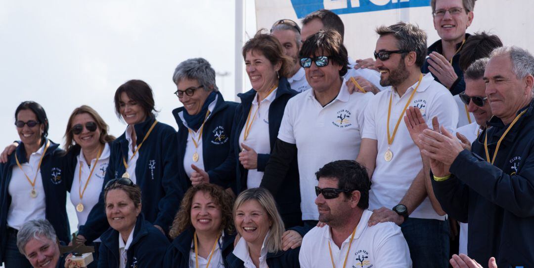 Los equipos de Veteranos y Veteranas del Club Rem Marina de Dénia.