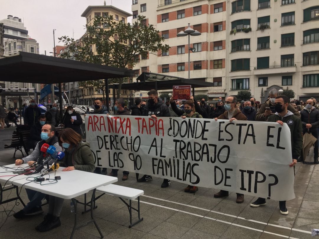 Ángel Rodríguez, presidente del comité de empresa de PCB, y Oihana Guenaga, miembro del comité, en la rueda de prensa que el colectivo ha convocado en la mañana del viernes