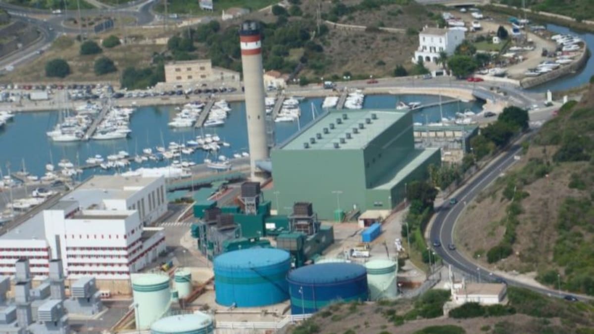 Maó pide por carta el cambio de la térmica del puerto a gas