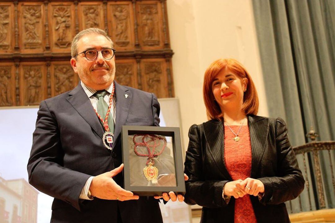 El presidente de la Unión de Cofradías de Úbeda, Felipe Torres, recoge la Medalla de Oro de Úbeda de manos de la alcaldesa, Toni Olivares