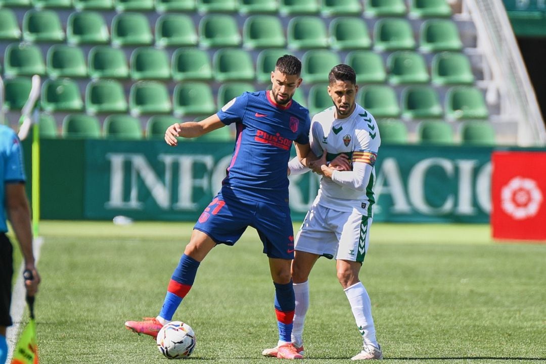 Carrasco controla el balón ante la marca de Fidel Chaves