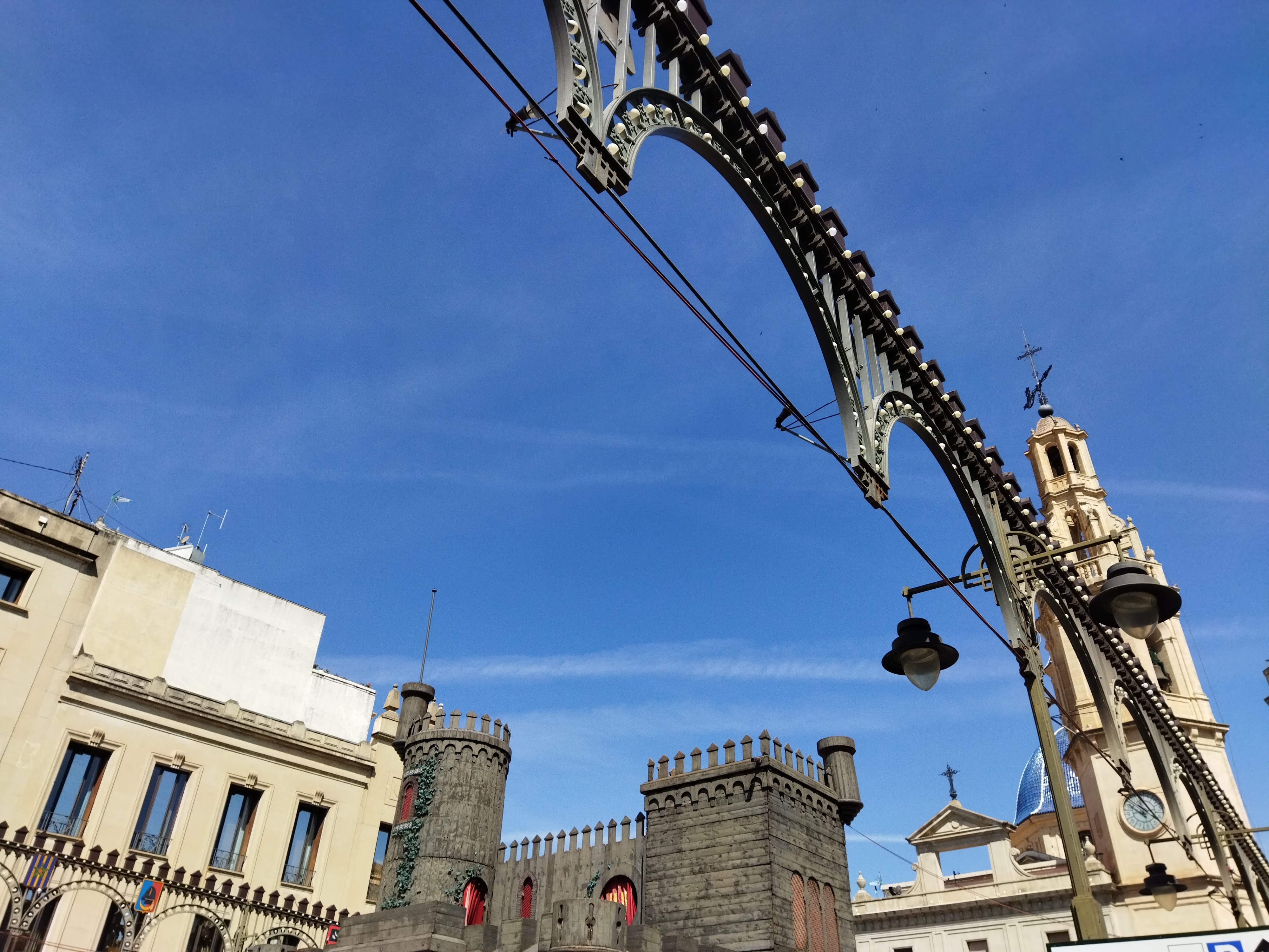 Este 21 de abril luce el sol en la plaza de España de Alcoy.
