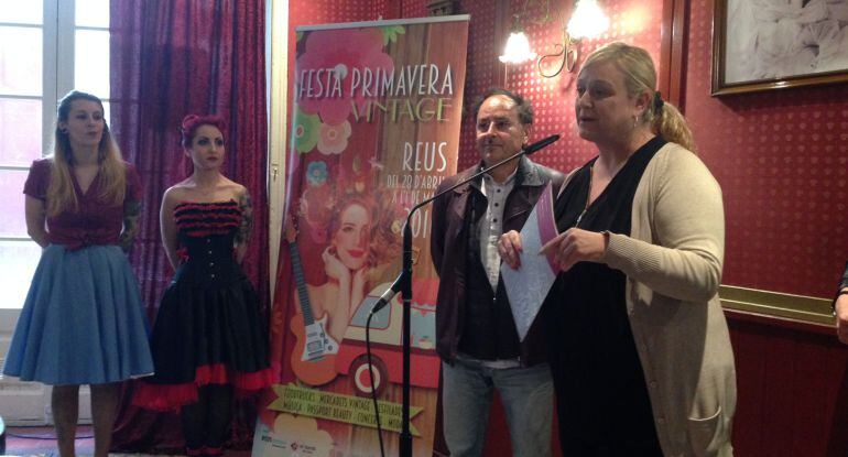 La regidora de cultura, Montserrat Caelles, a la presentació de la campanya. 