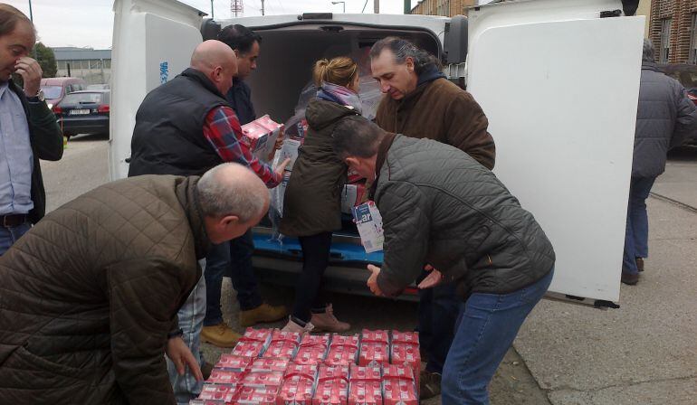 Donación de leche al Banco de Alimentos