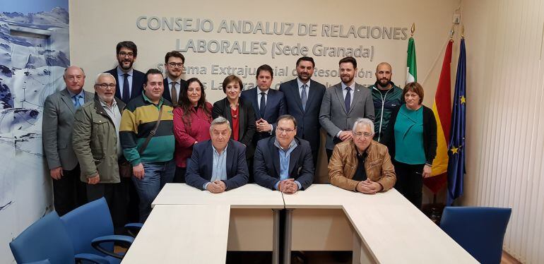 Patronal, sindicatos e insiticuiones, tras la firma del convenio colectivo del sector de la hostelería