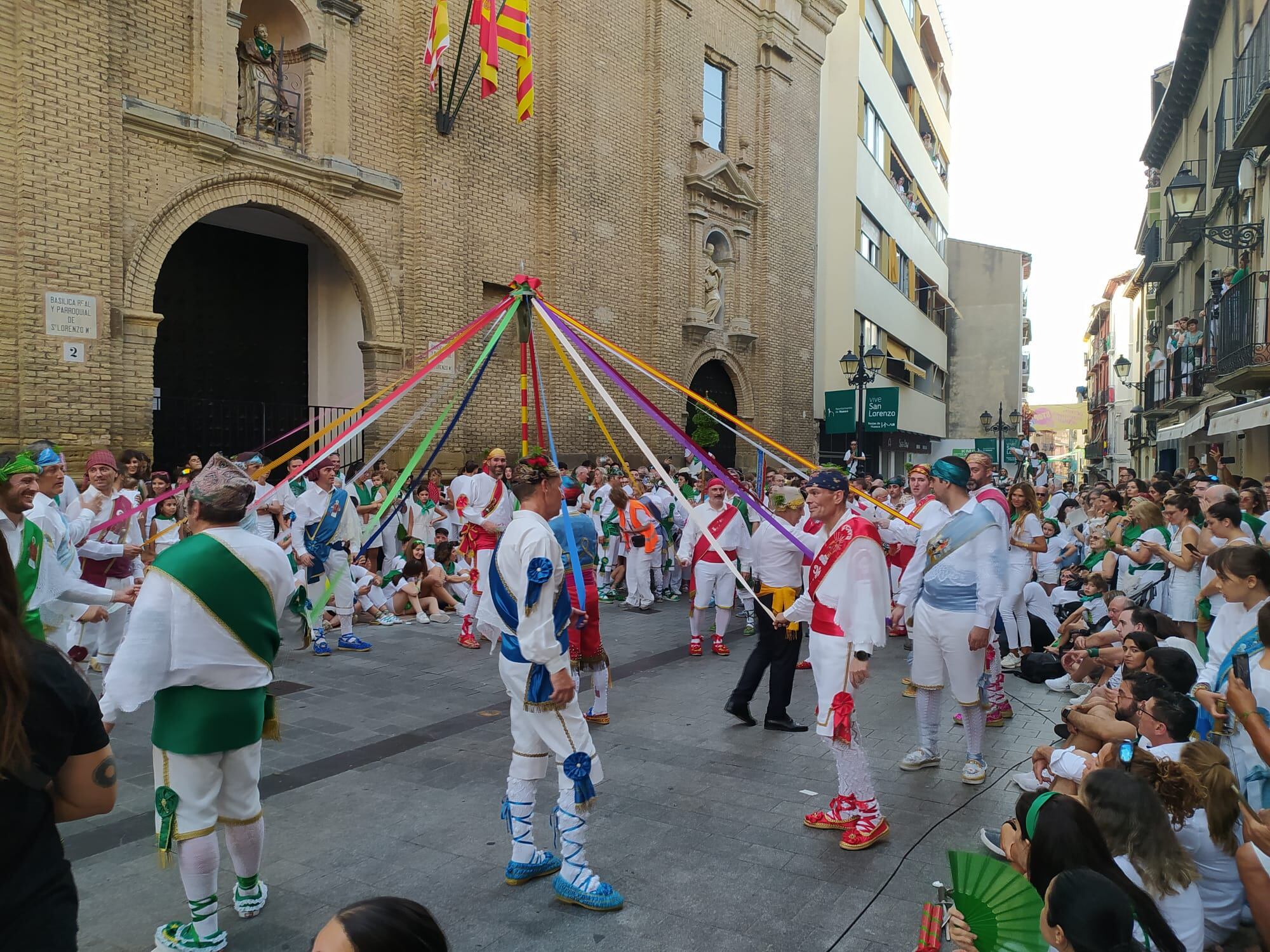 Los danzantes cumplían con la tradición del 10 de agosto