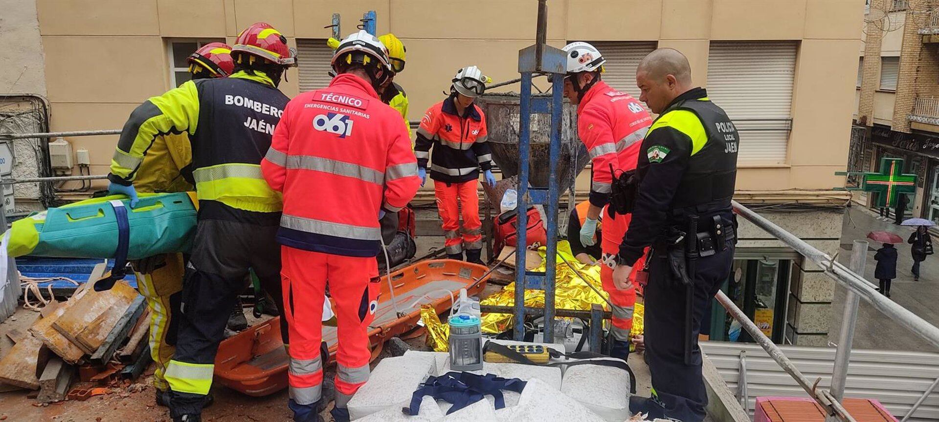 01/12/2023 Evacuación del herido tras el accidente laboral.
Un trabajador ha resultado herido en un accidente laboral registrado en la capital jiennense cuando ha caído sobre él un palé con sacos, quedando sus piernas atrapadas por la carga. El herido ha sido trasladado consciente al Hospital Neurotraumatológico de Jaén sin que se haya facilitado más información sobre su pronóstico.
POLITICA ANDALUCÍA ESPAÑA EUROPA JAÉN
BOMBEROS DE JAÉN