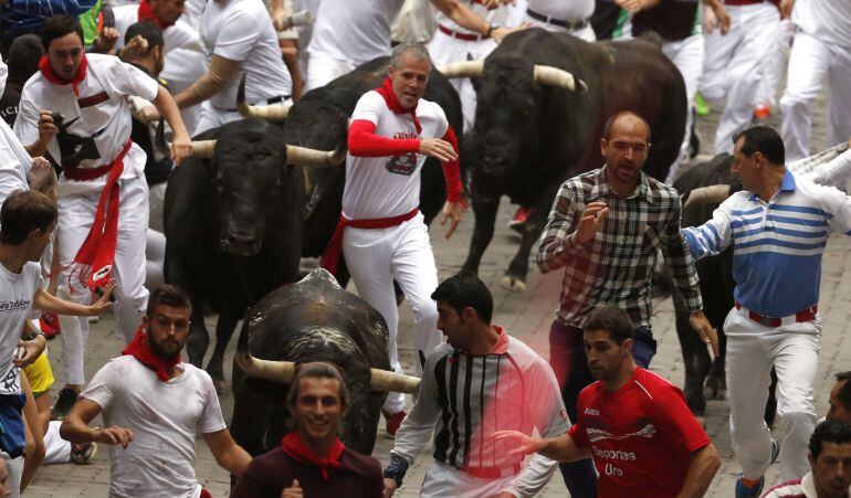 FOTOGALERÍA | La manada de la ganadería madrileña de Victoriano del Río Cortes, a su llegada al callejón de la plaza pamplonica, durante el sexto encierro de los Sanfermines de 2016.