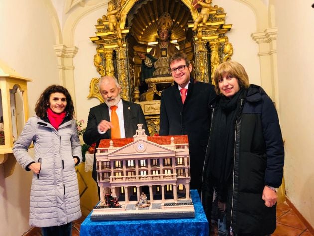 El Alcalde de Vitoria, Gorka Urtaran (d), junto a Alfonso Ruiz de Arcaute, representante de la Asociación Belenista de Álava y Josune Albizu, directora de Fundación Vital, ayer en la presentación del belén en homenaje a Justo Antonio de Olaguibel