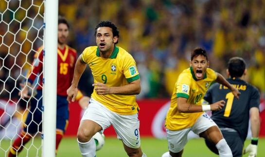 El delantero brasileño celebra con Neymar el primer gol del partido ante España