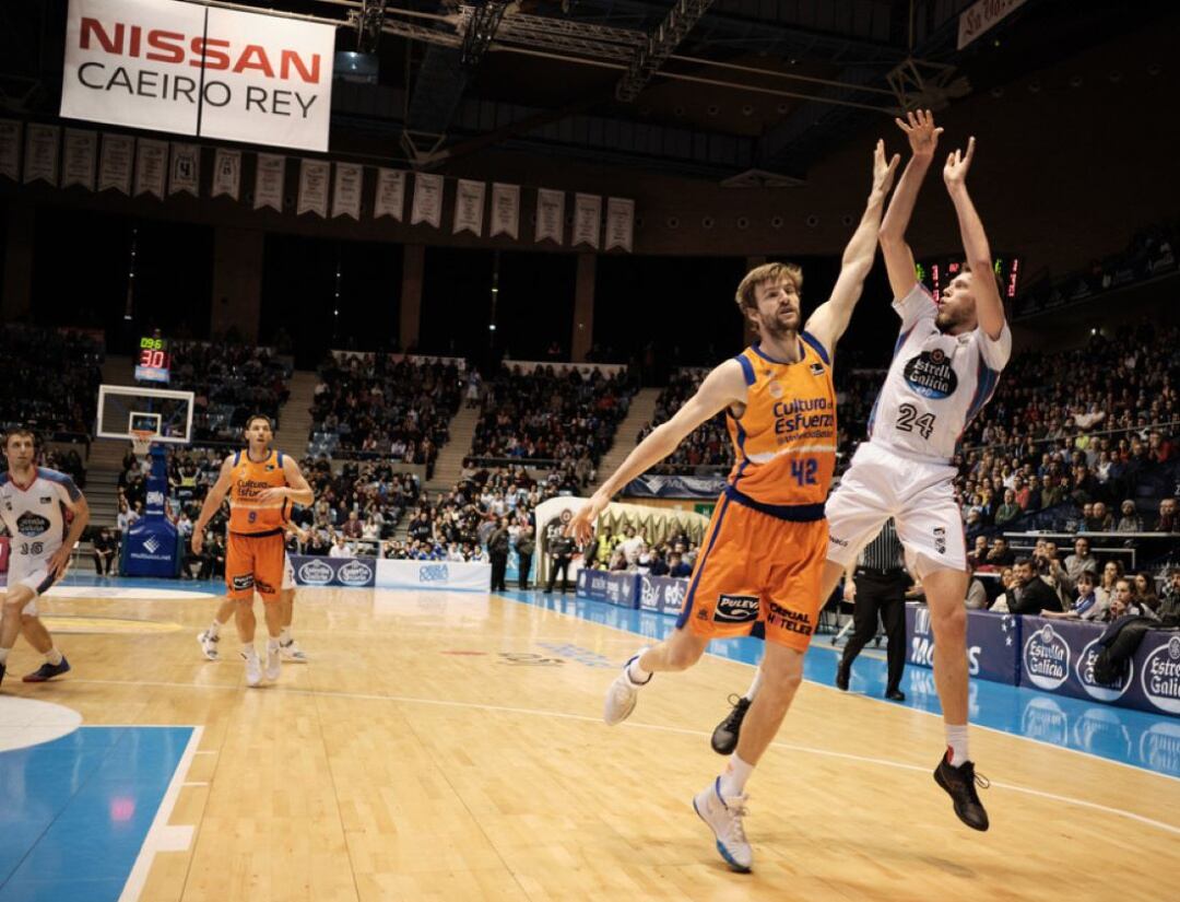 Momento en el que Daum lanza la canasta decisiva para que el Obradoiro gane el partido 