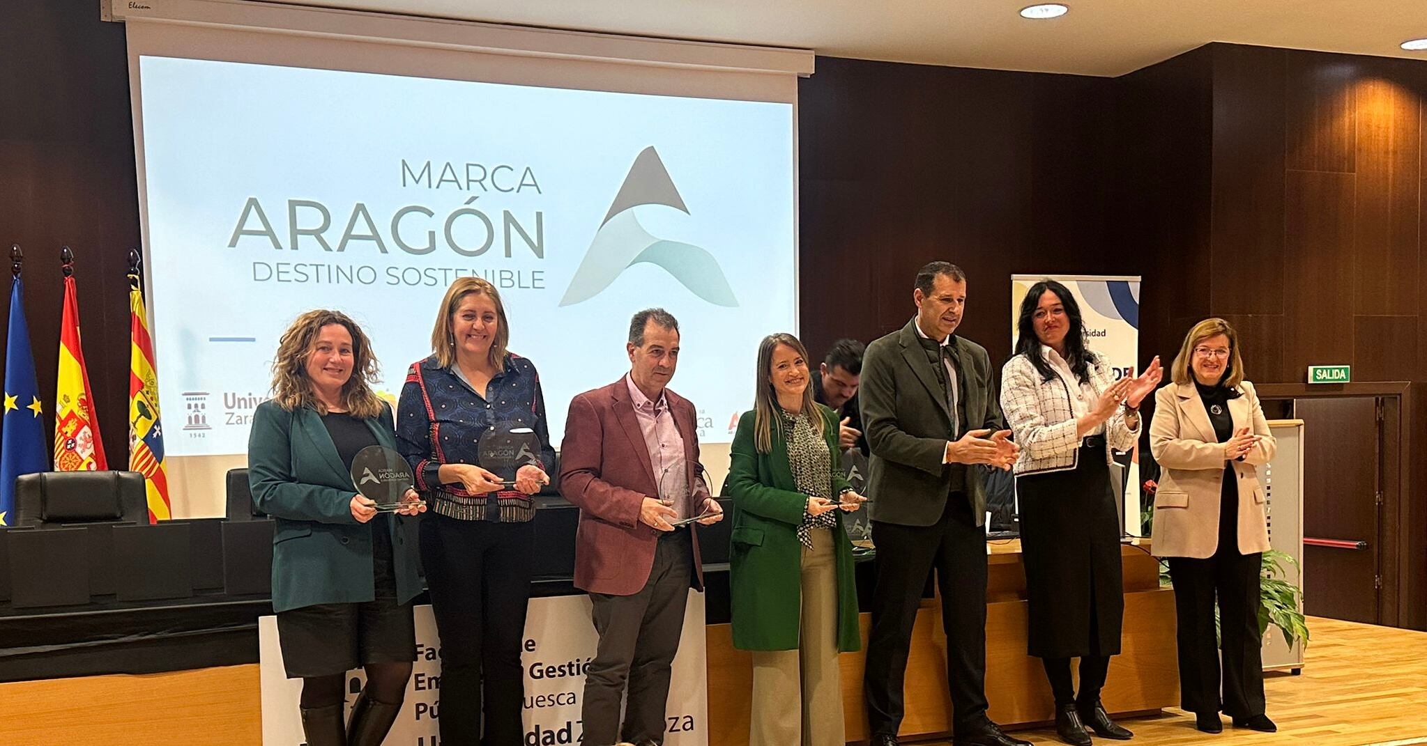 Olvido Moratinos pdta, recibía el premio a la Comarca de la Jacetania