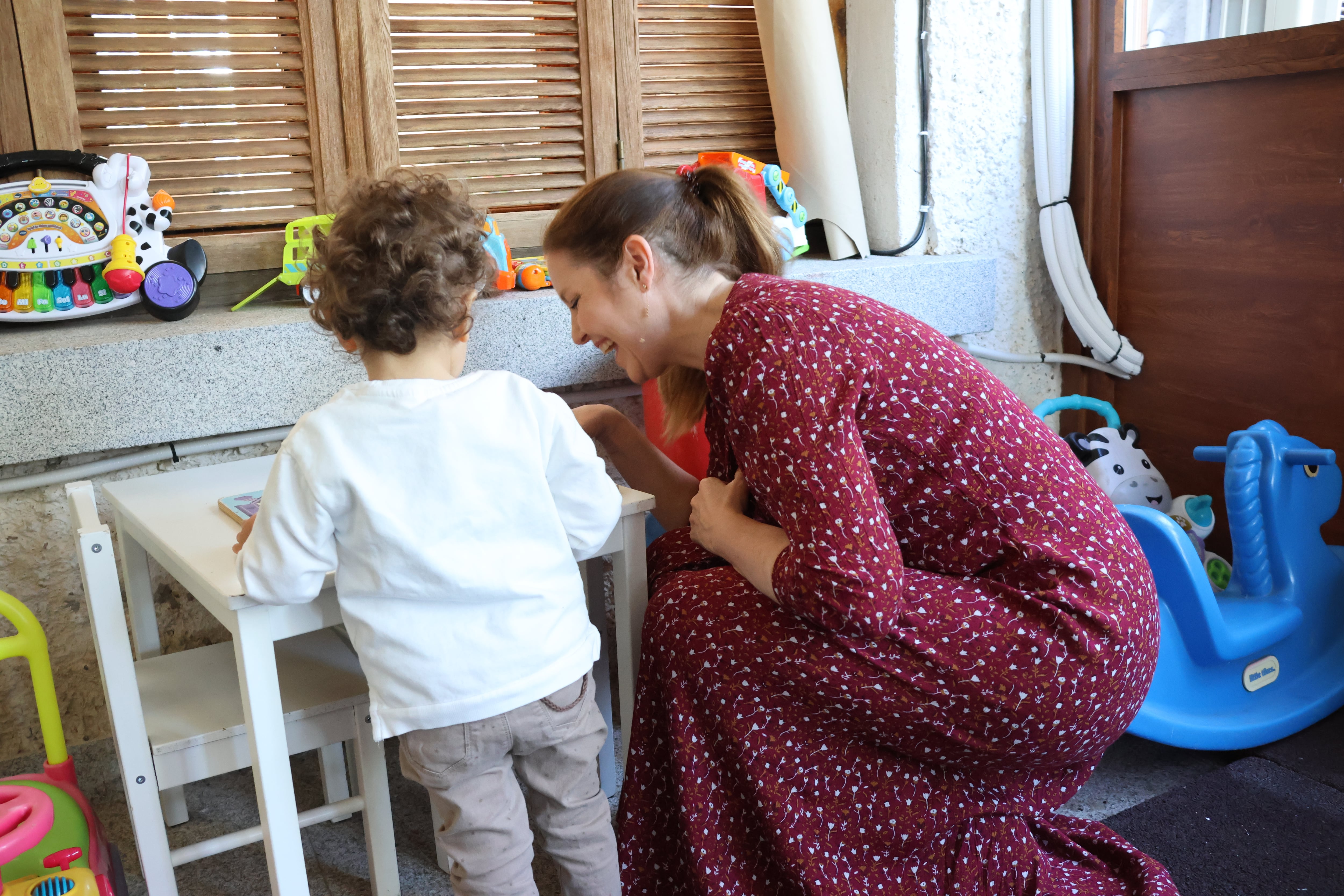 (ARCHIVO) La consejera de Familia, Juventud y Asuntos Sociales, Ana Dávila, durante una visita a la residencia de menores &#039;Nuestra Señora de Lourdes&#039;, en Torrelodones, la pasada primavera