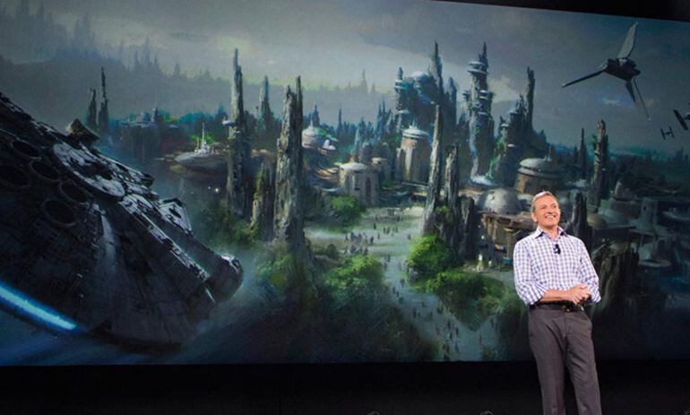 Bob Iger en la conferencia en la que ha dado a conocer su nuevo proyecto de parques temáticos.  