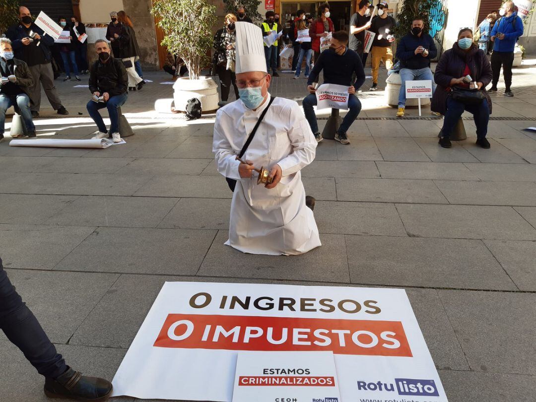 Concentración de hosteleros, convocados por la Coordinadora de Empresarios del Ocio y la Hostelería, ante el Palau de la Música