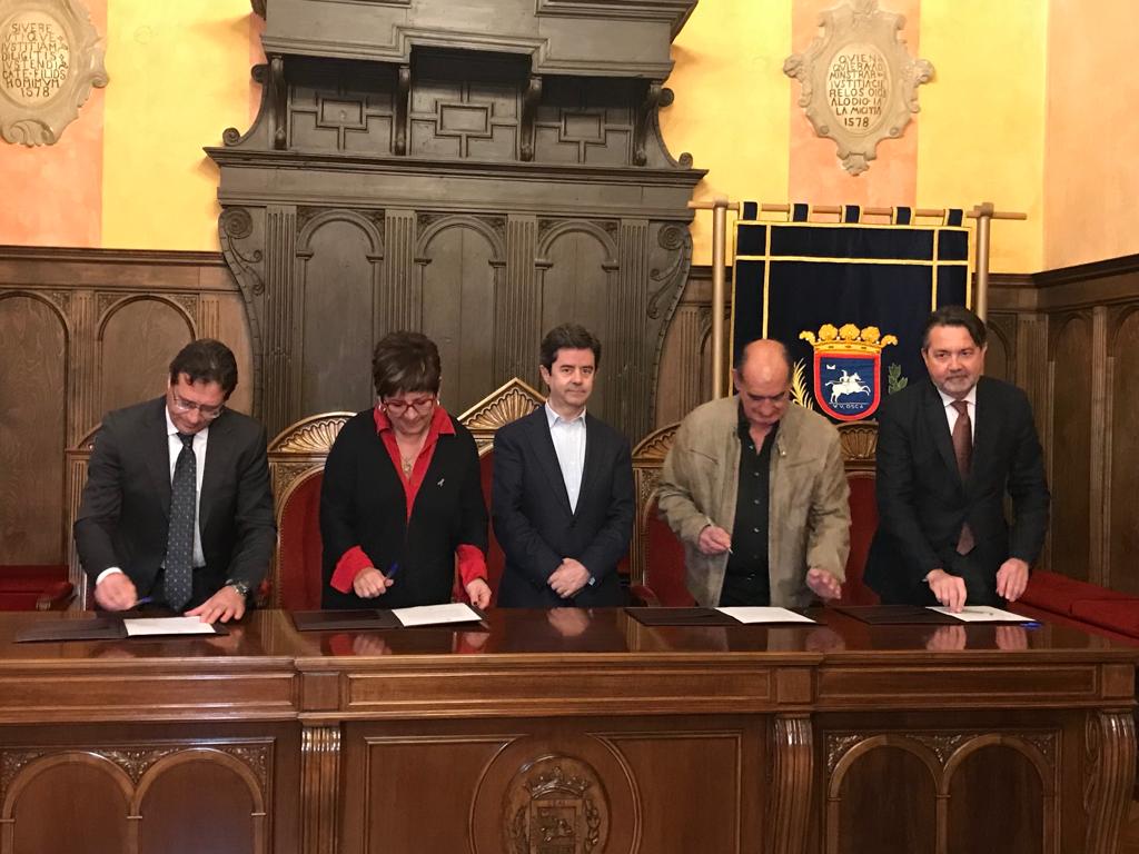 Momento de la firma de adhesión al proyecto &quot;Huesca por el cine&quot;