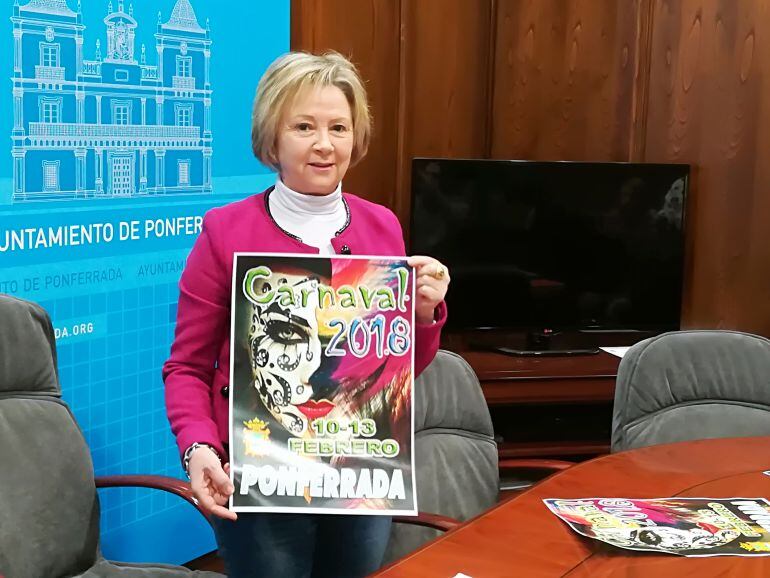 La concejala de Fiestas, Mari Crespo con el cartel de Carnaval
