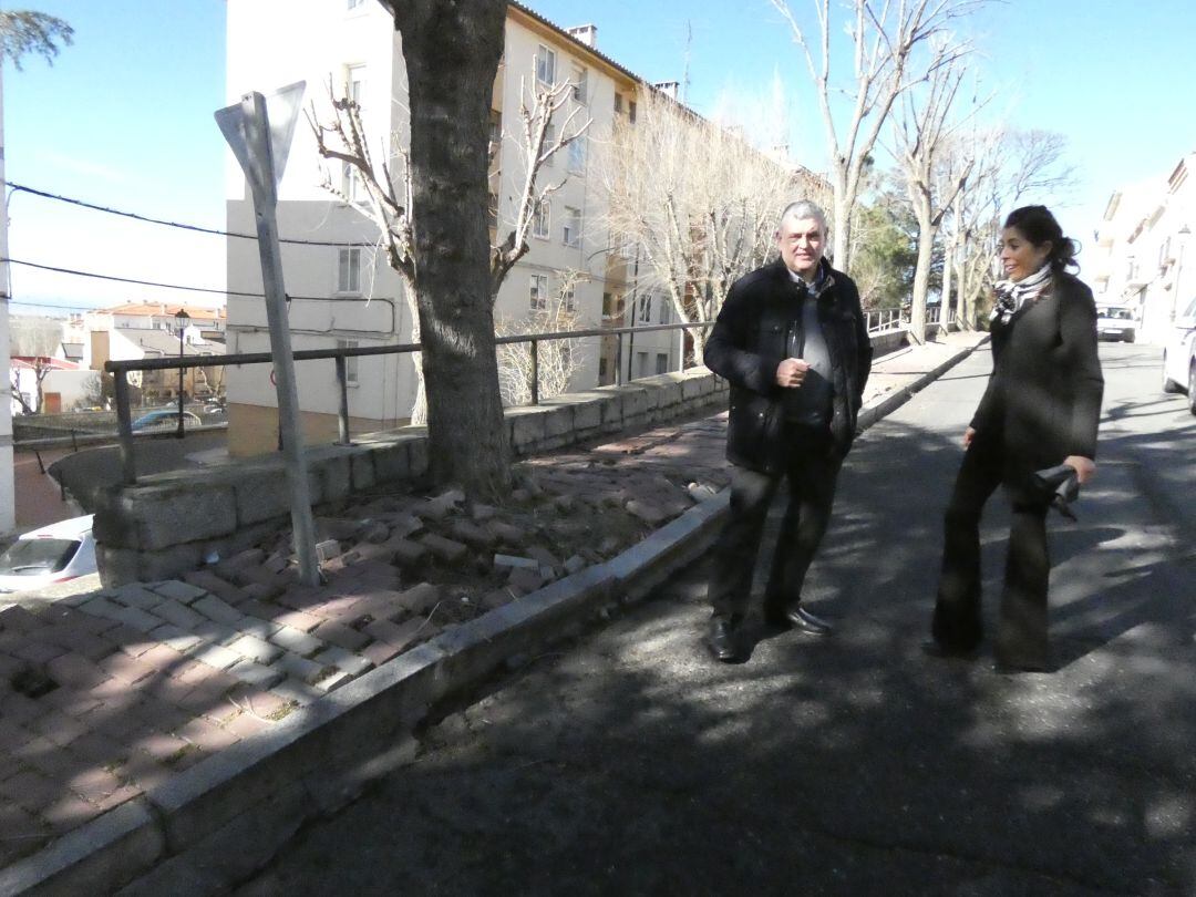 Los concejales Yolanda Vázquez y Manuel Jiménez observan el mal estado de la acera en la calle Teso del Hospital Viejo