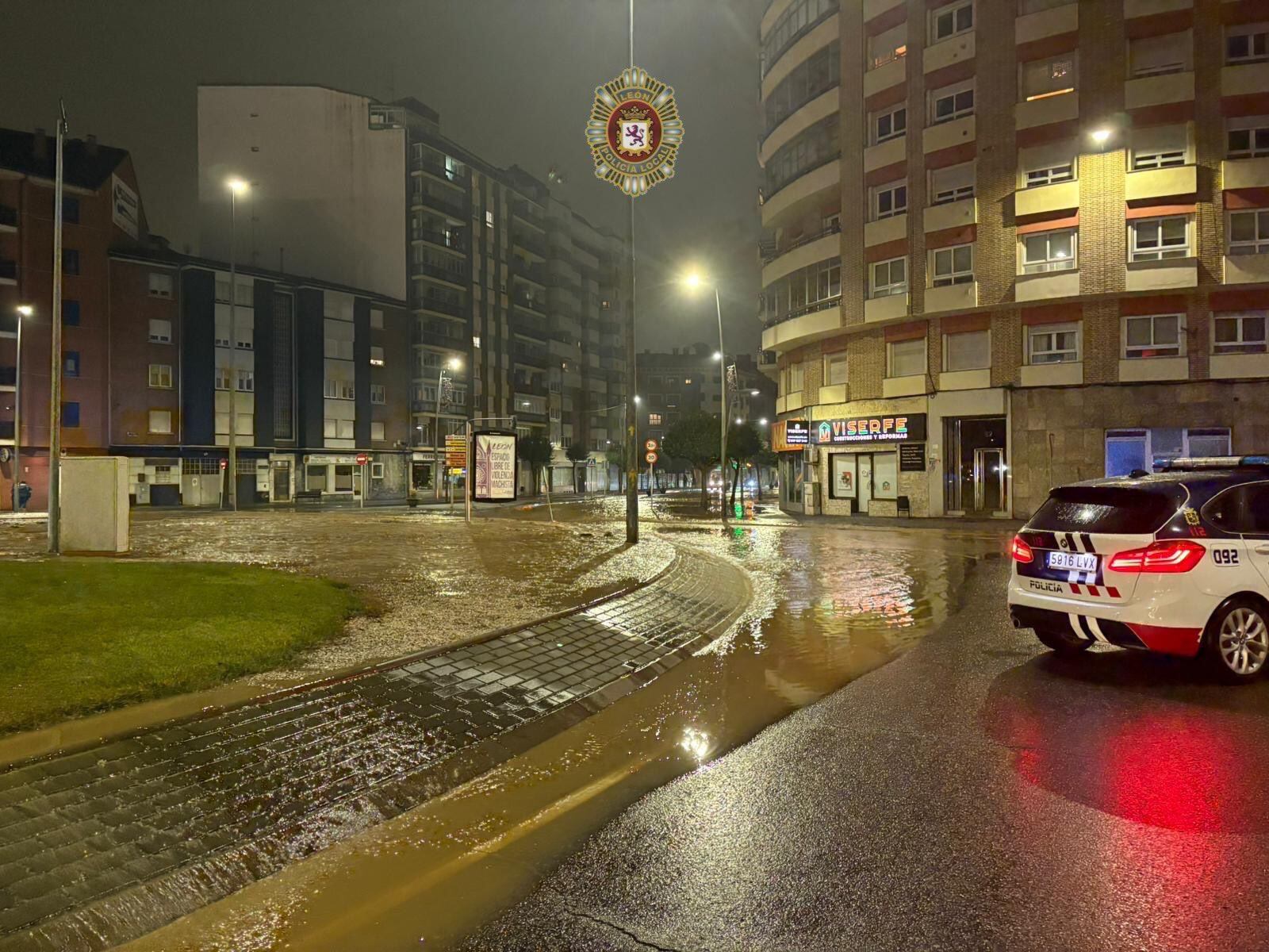 El reventón de una de las principales tuberías de León anegó rápidamente las calles adyacentes