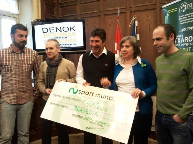 Txema Olazabal entrega el cheque de Sport Mundi a FEDER