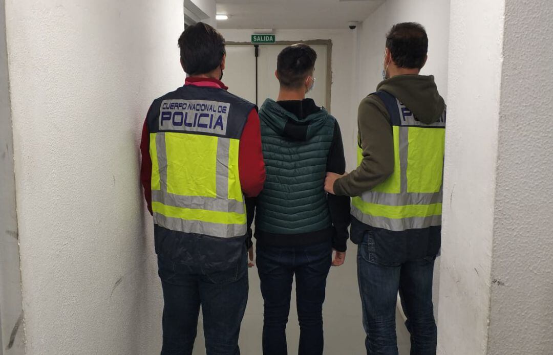 Uno de los autores de los robos, durante su detención