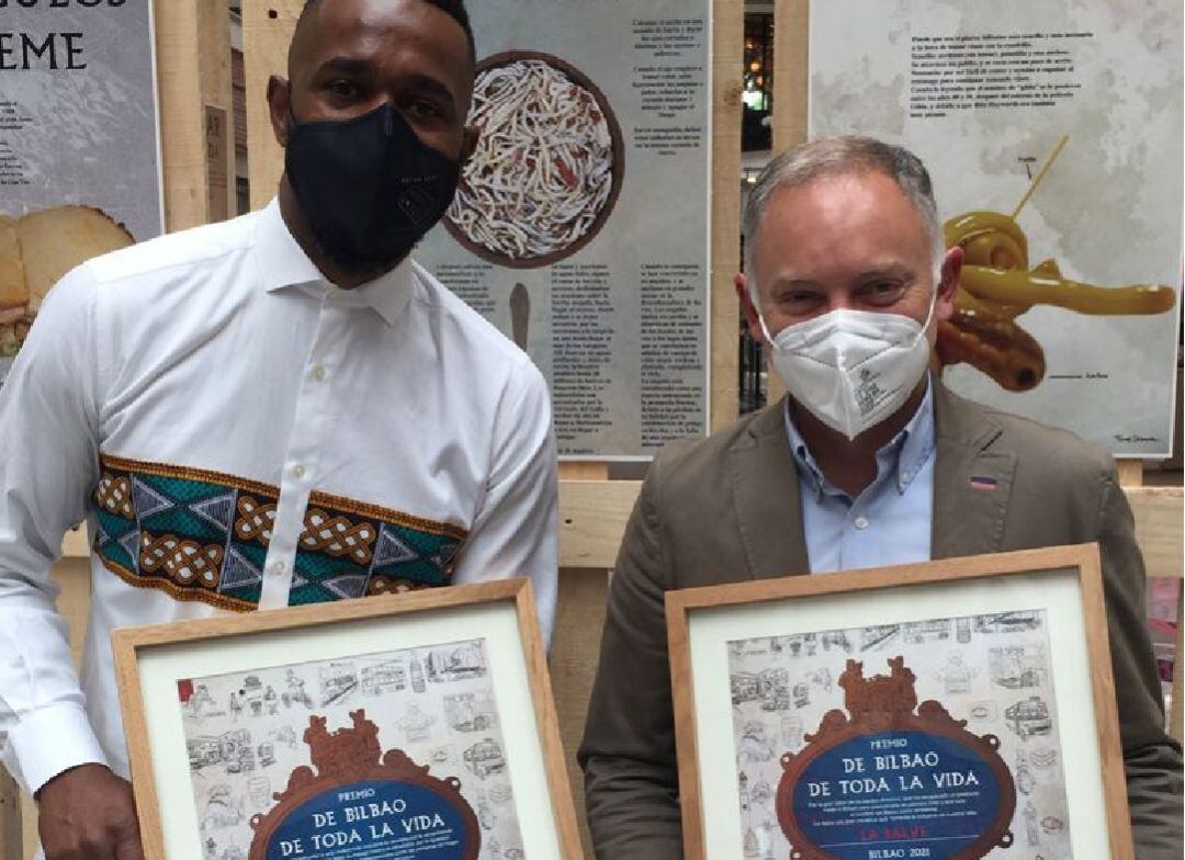 La Salve, Betto Snay y Mari Puri Herrero han sido los galardonados en la I Edición de los premios De Bilbao de toda la vida, un reconocimiento a la labor y a los valores de "tres importantes bilbaínos que llevan nuestra ciudad por bandera", como ha señala