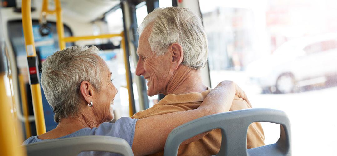 Los bonos municipales para el transporte de mayores en Fuenlabrada se podrán recargar en los centros de mayores de la ciudad. 