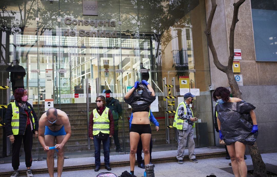 Trabajadores sanitarios se desnudan como signo de protesta en una concentración frente a la Consejería de Sanidad, en Madrid (España), a 10 de noviembre de 2020. La manifestación, convocada por la plataforma ‘Sanitarios Necesarios’, se hace en protesta de la “política destructiva sobre la Sanidad Pública madrileña” y contra el traslado de personal al hospital Isabel Zendal. 