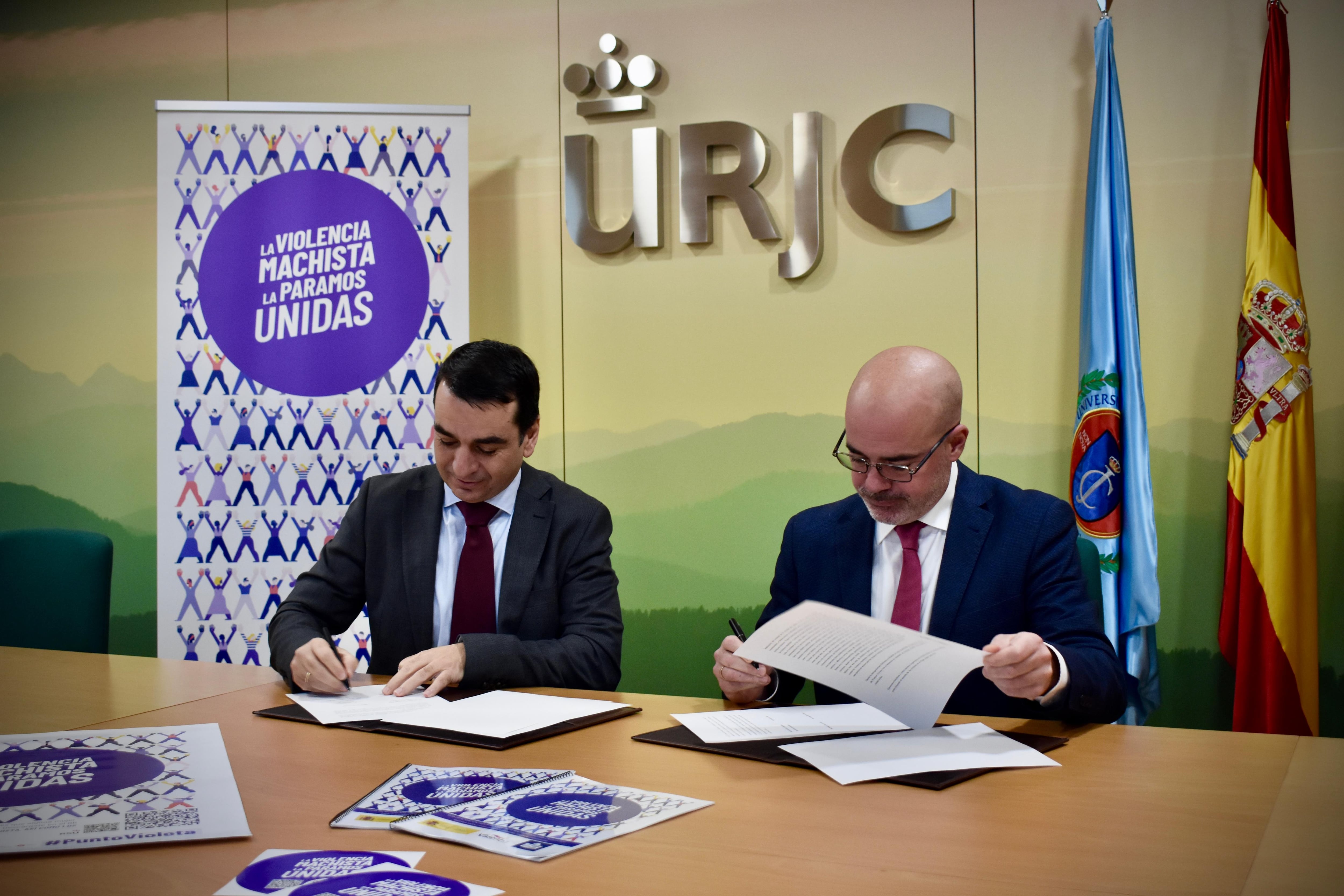 El delegado del Gobierno en Madrid, Francisco Martín y el rector de la Universidad Rey Juan Varlos, Abraham Duarte durante la firma de la Declaración de Intenciones