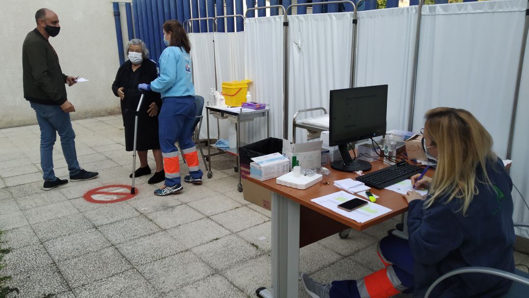 Sanitarios vacunan a mayores de 80 años