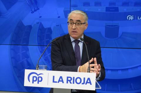 El portavoz del PP en el Parlamento de La Rioja, Jesús Ángel Garrido, anuncia la presentación de un recurso de amparo ante el Tribunal Constitucional por el &quot;asalto&quot; del PSOE a la Cámara.