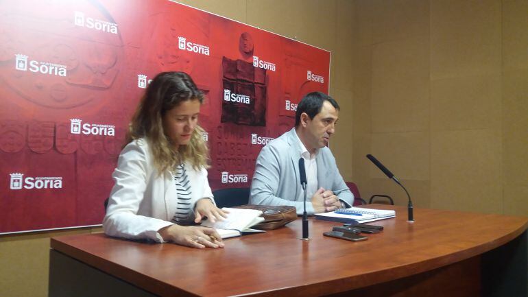 Marta Cáceres y Javier Muñoz, en rueda de prensa.