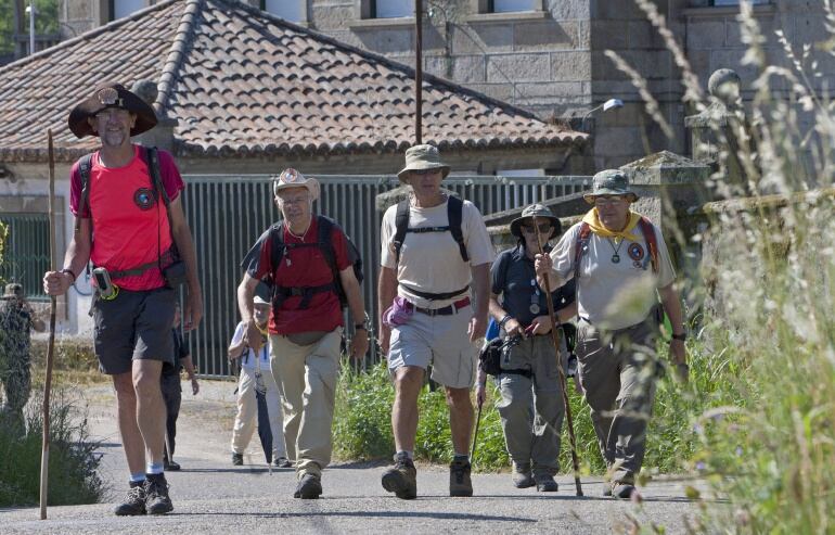 Un grupo de peregrinos se dirige a Santiago de Compostela.