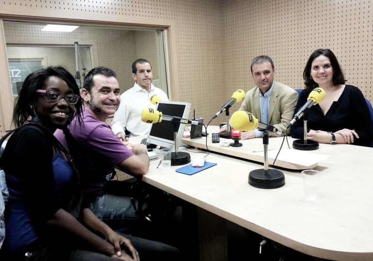 Participantes Proyecto vivienda solidaria barrio Juan XXIII (Natxo Bellido, concejal; Mercedes Caballero, técnico municipal; José Luis Artero, coordinador grupo jóvenes solidarios; Allison Adesida, joven solidaria)