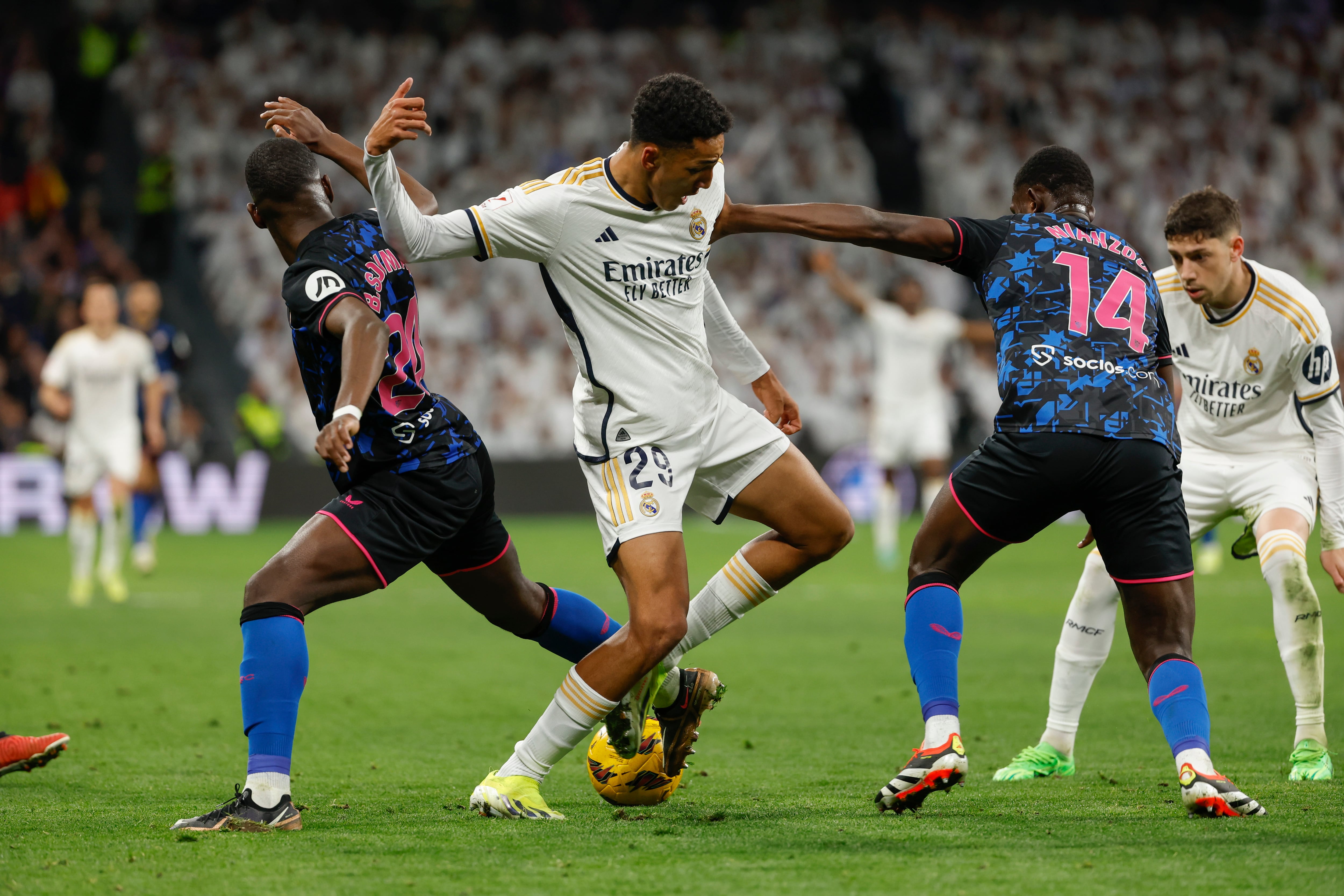 MADRID, 25/02/2024.- El menorquí Xavi Sintes va viure des de la banqueta el matx entre el Real Madrid i el Sevilla que ahir anava de blau i negre.  EFE/Javier Lizón