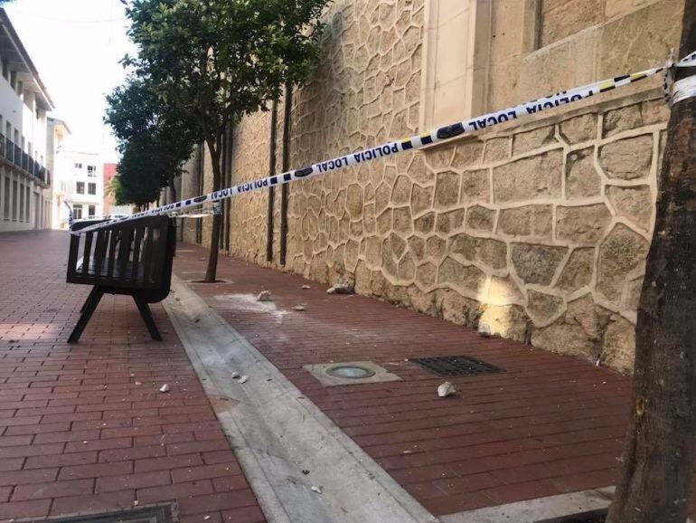 Varios de los cascotes que se han precipitado durante el temblor en la iglesia