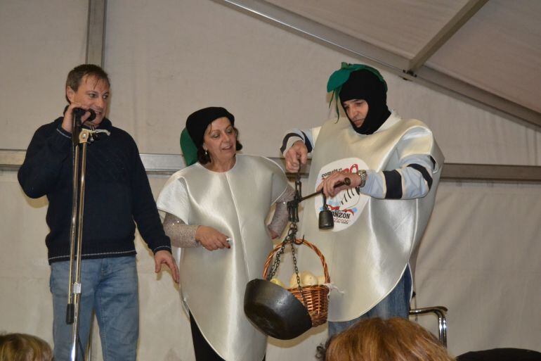 Imagen de archivo del Torneo Nabero en Monzón de Campos en el que se busca "el mejor ojo del condado" que calcule el peso de una cesta de nabos