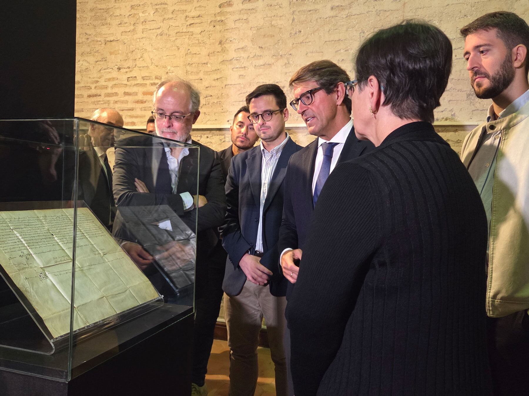 Un instante de la visita a la exposición dedicada a Roger de Llúria