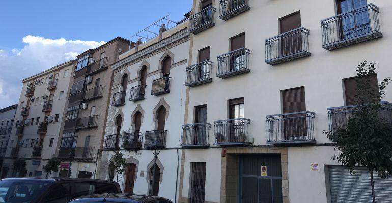 Varios edificios de viviendas en una calle de Jaén.