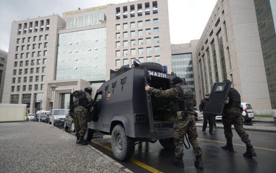 IST18 ESTAMBUL (TURQUÍA) 31/03/2015.- Miembros de las Fuerzas Especiales turcas toman posiciones después de que un grupo de desconocidos penetraran hoy en el edificio del Palacio de Justicia Caglayan y tomaran como rehen a un fiscal en Estambul (Turquía) 