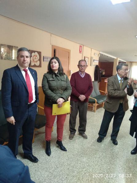 El delegado, Antonio Sútil, primero por la izquierda, acompañado por la alcaldesa, M.ª Teresa García, durante la visita al CPAPM jÓDAR