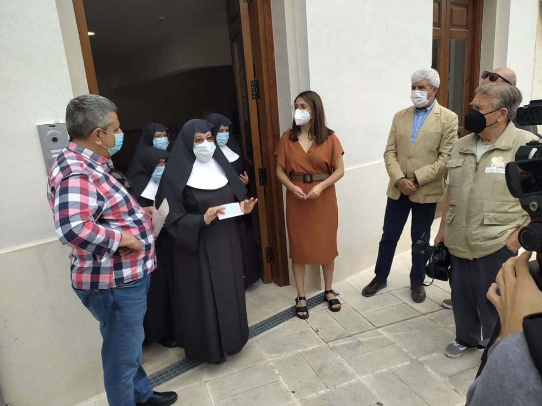 Momentop de la entrega del cheque de la acción solidaria de Villena Cuéntame