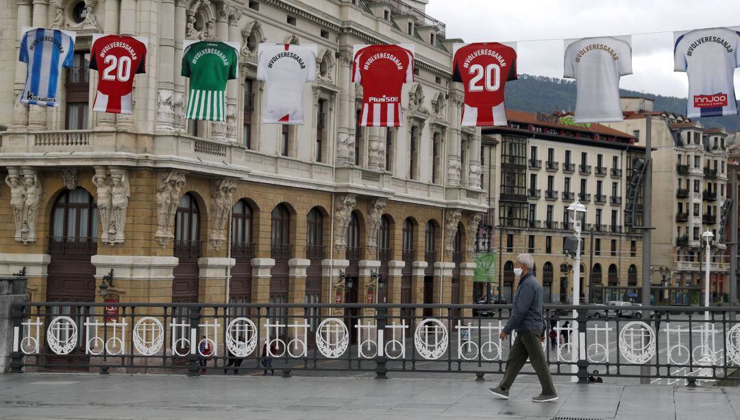 Las camisetas del Athletic colgadas a ambos lados del puente, además del lema elegido por LaLiga en esta iniciativa, llevan impreso el número 20 que ha lucido el goleador rojiblanco, que hace dos semanas anunció su retirada debido a una lesión de cadera de la que fue operado el pasado 30 de mayo. 
 