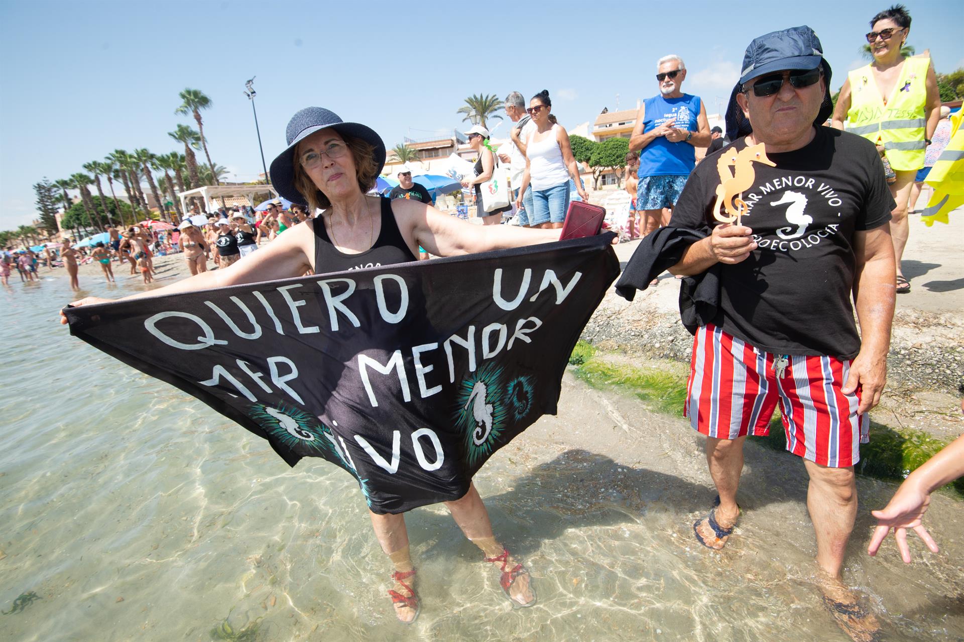 Archivo - Una mujer sujeta un cartel en el que se lee &#039;Quiero un Mar Menor vivo&#039; tras el abrazo al Mar Menor, a 12 de agosto de 2023