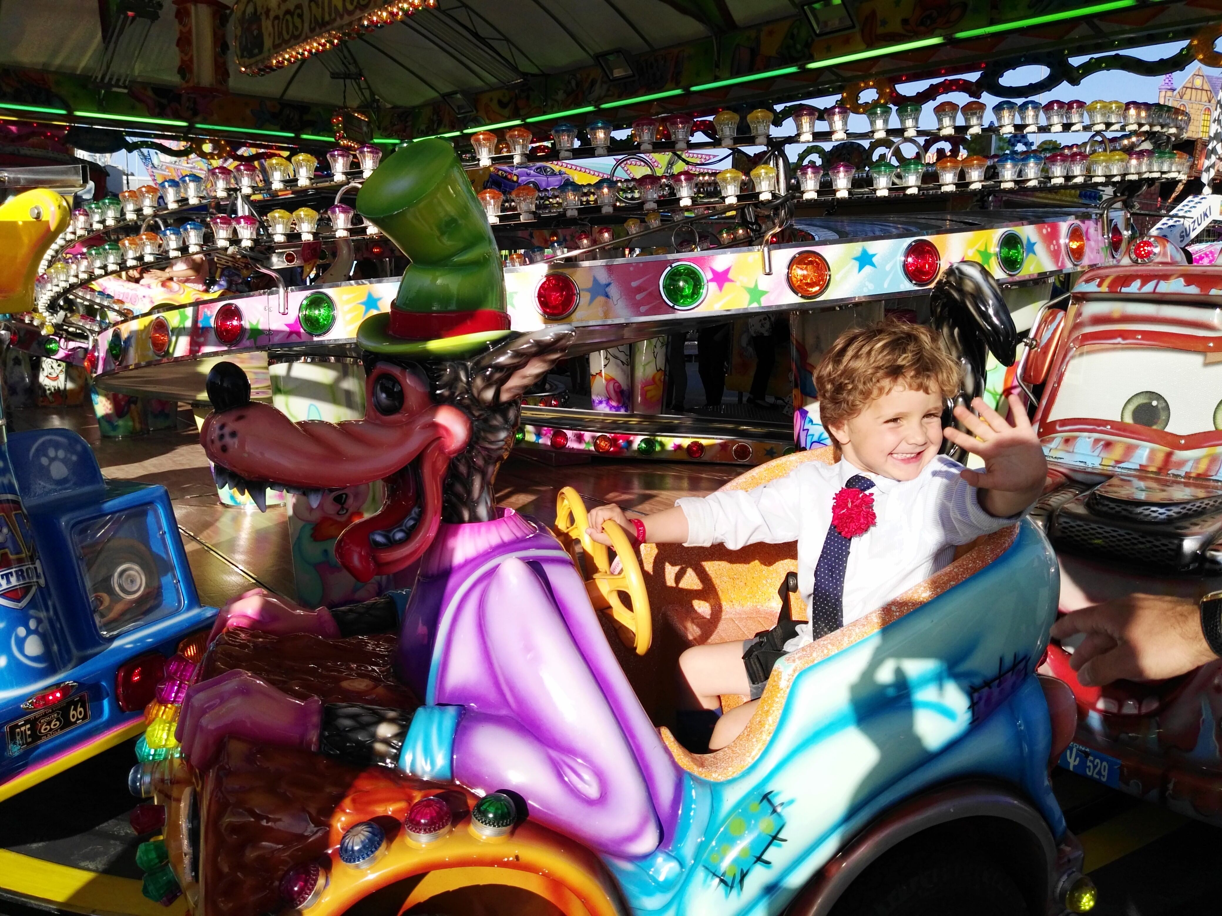 Un niño disfrutando de una de las atracciones en la Feria de Jerez