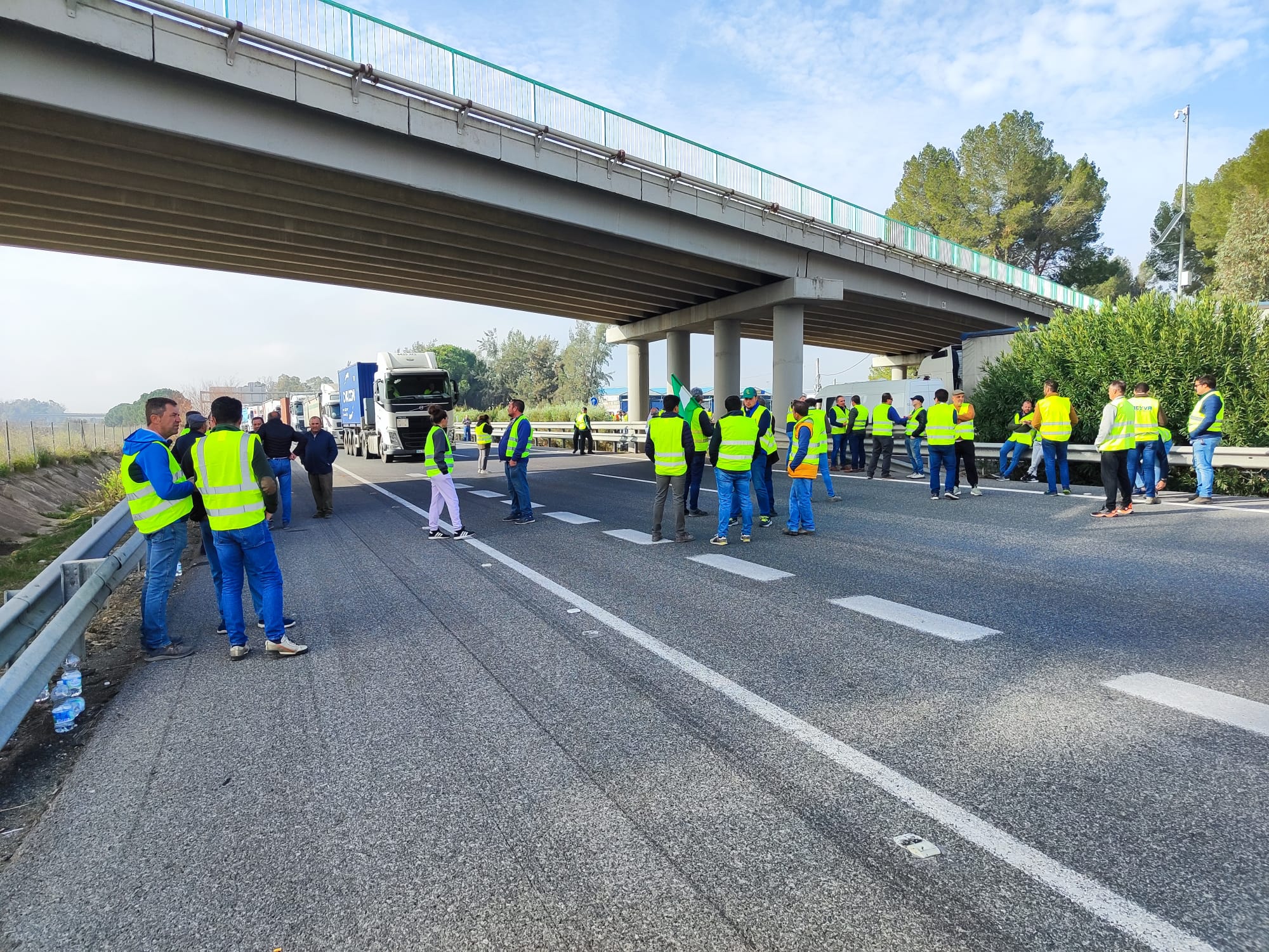 Agricultura cortando este miércoles la autopista entre Sevilla y Cádiz a la altura de Las Cabezas.