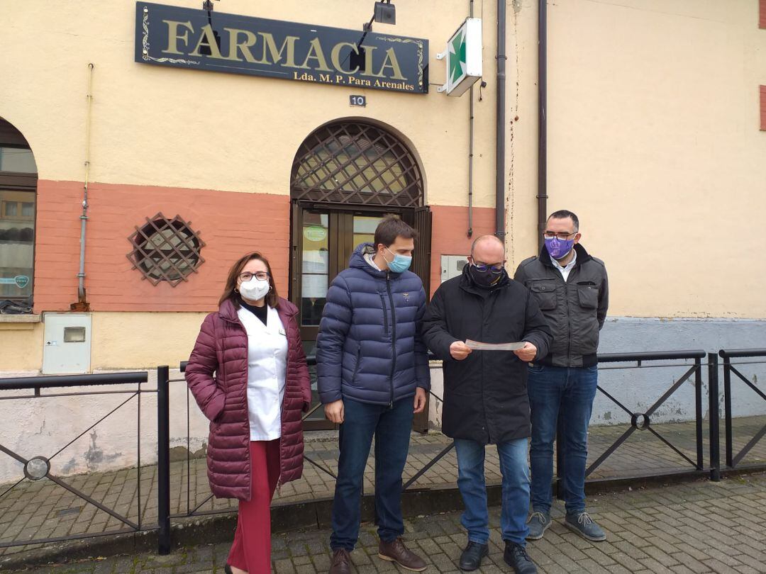 Miguel Latorre junto al presidente del colegio oficial de farmaceúticos de Soria, Javier Alonso.