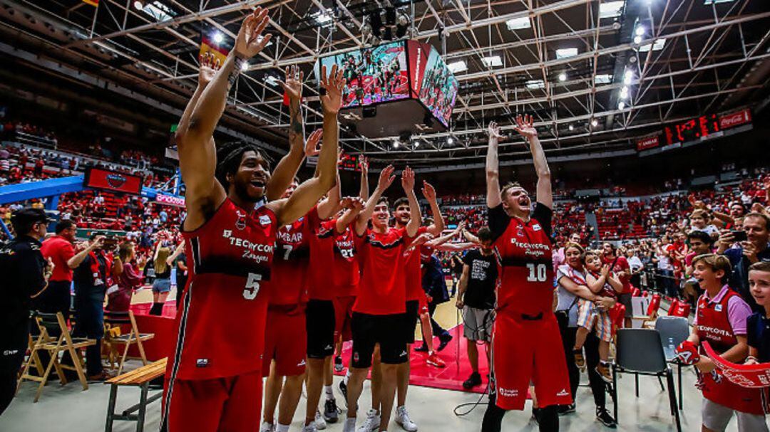 Los jugadores del Tecnyconta celebran la victoria y la clasficación